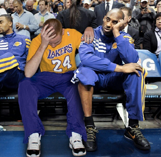 Illustration for article titled Hilarious Guy Photoshops Celebrities into His Instagram Pictures